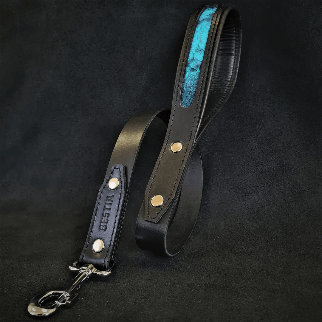 Bestia Morelia Python blue leather dog leash, handle and Bestia logo detail
