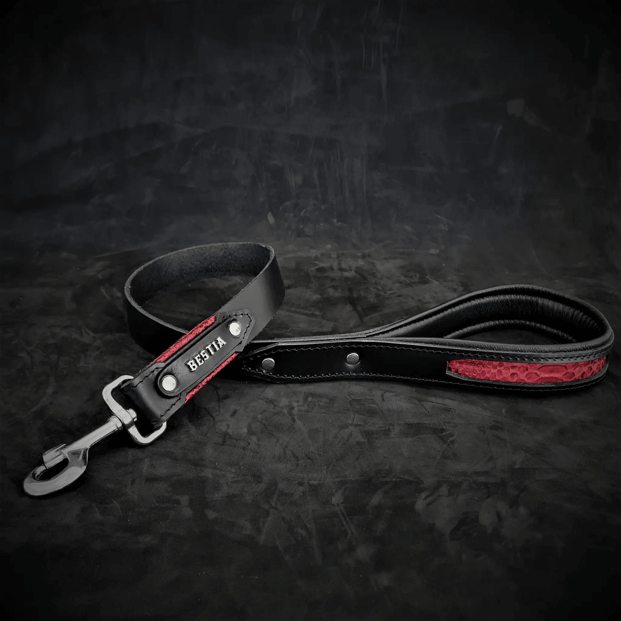The ''Red Dragon'' leash - Pet Leashes from Bestia Dog Gear