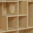 Bild in Galerie-Betrachter laden, Modern 2-in-1 wooden cat house bookshelf by Sangria Beech in natural beech, with circular entry hole.
