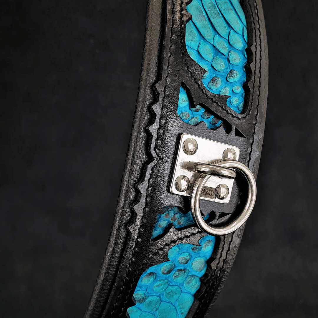 Bestia Morelia Python blue leather dog collar, close-up of the python inlay and D-ring