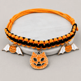 Gallery viewerに画像を読み込む, Halloween hand-woven pet collar decoration in orange and black with three charms: pumpkin and two bats.

