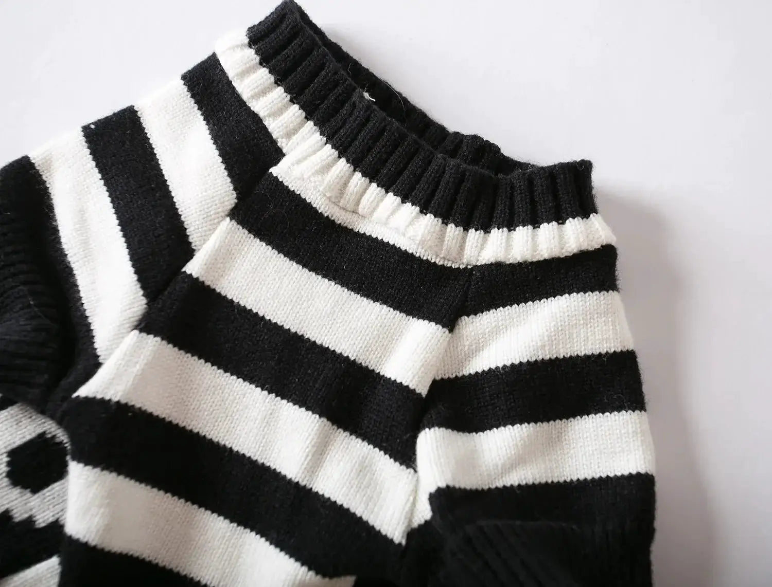 Halloween pet sweater, knitted black-and-white stripes, ribbed collar for cats and dogs