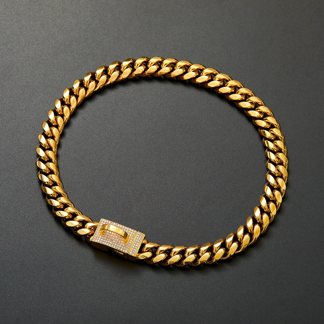 Gold-tone 14mm chain collar on dark background