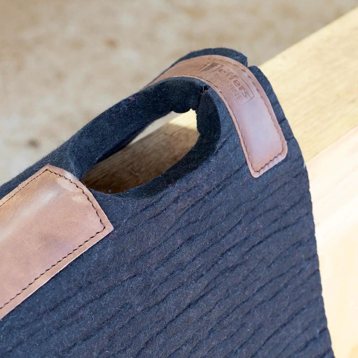 Saddle pad Jeffers WoolLuxe 100% wool, navy with tan leather patches, cushioned and breathable