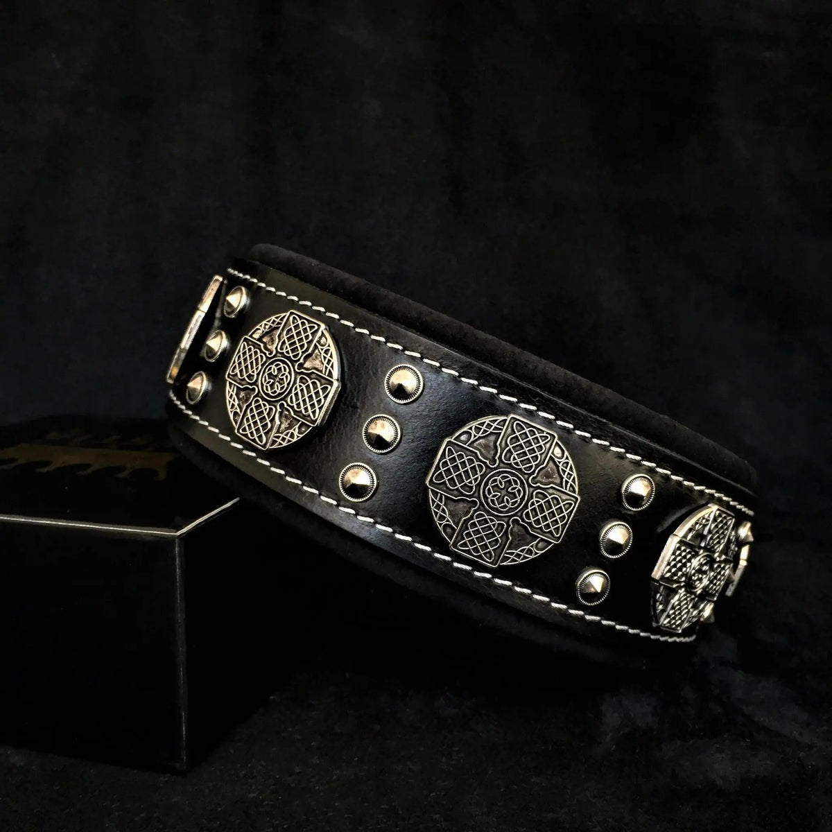 Bestia Maximus silver 2.5-inch leather dog collar