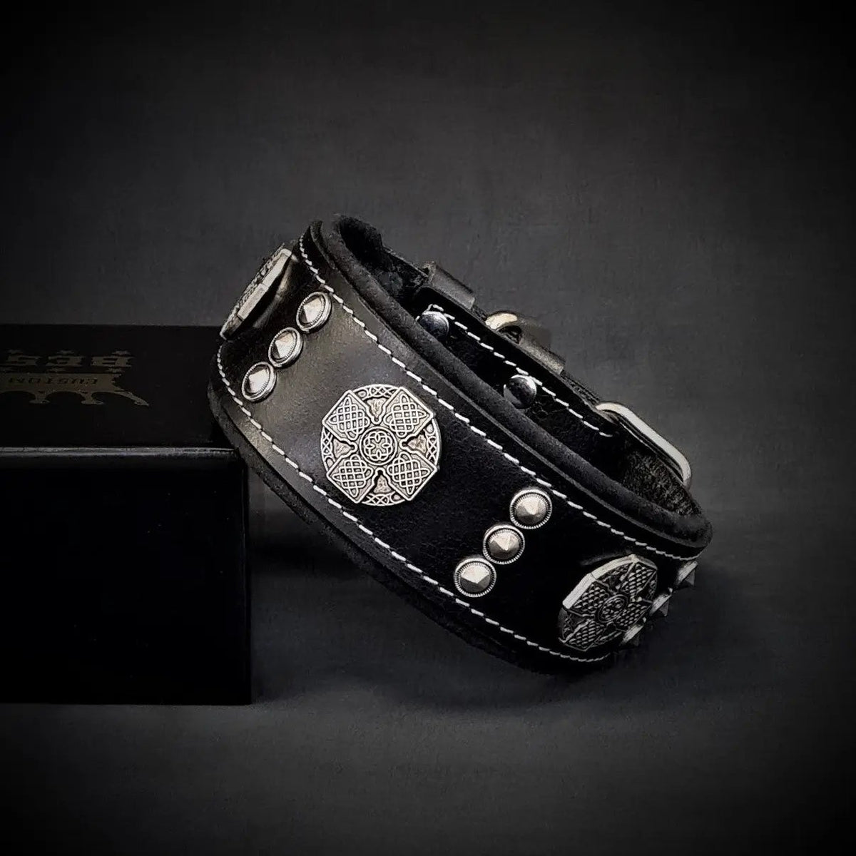 Bestia Maximus silver 2-inch leather dog collar