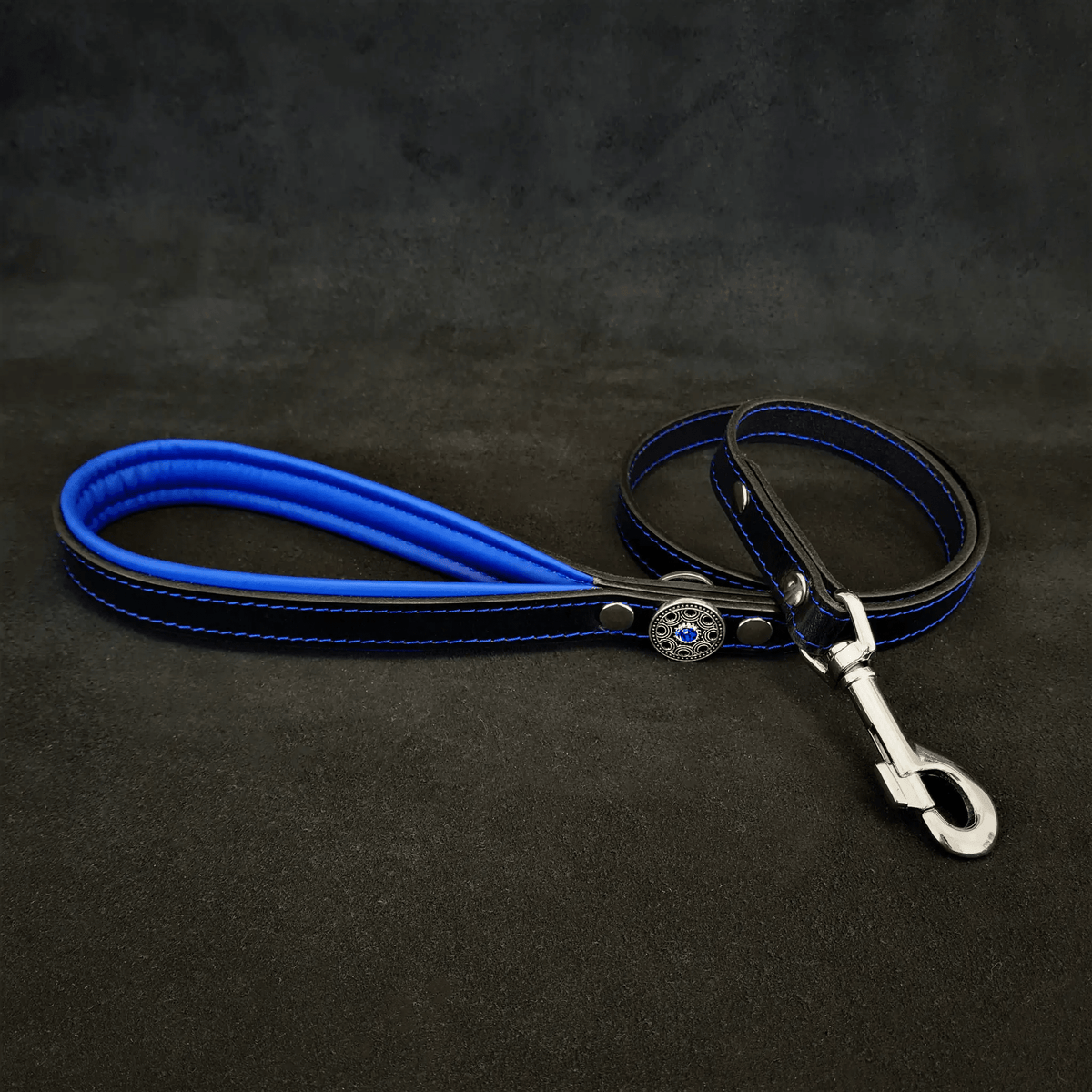 Bestia Bijou black leather dog leash to match the blue collar