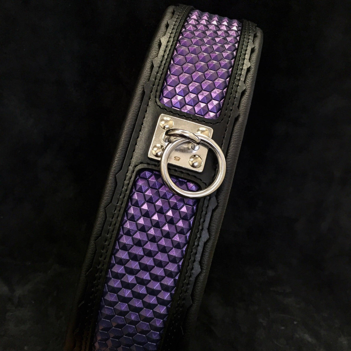 Bestia Hexagon black and purple leather dog collar